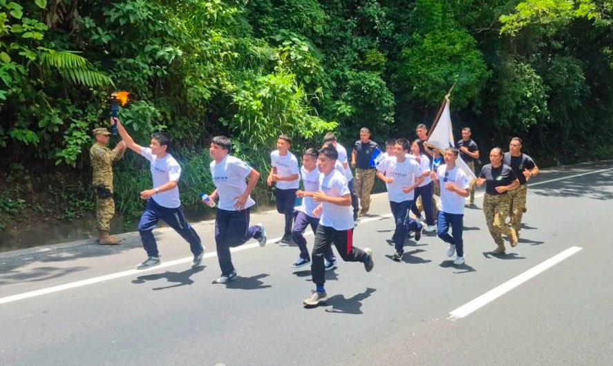 FUERZARMADASV's tweet photo. 🇸🇻 Continuamos acompañando el recorrido de la Antorcha Centroamericana por la Paz y la Libertad a su paso por el territorio nacional.

📍 San Salvador 
📍 Cuscatlán 
📍 Cabañas https://t.co/siWmH891Ma