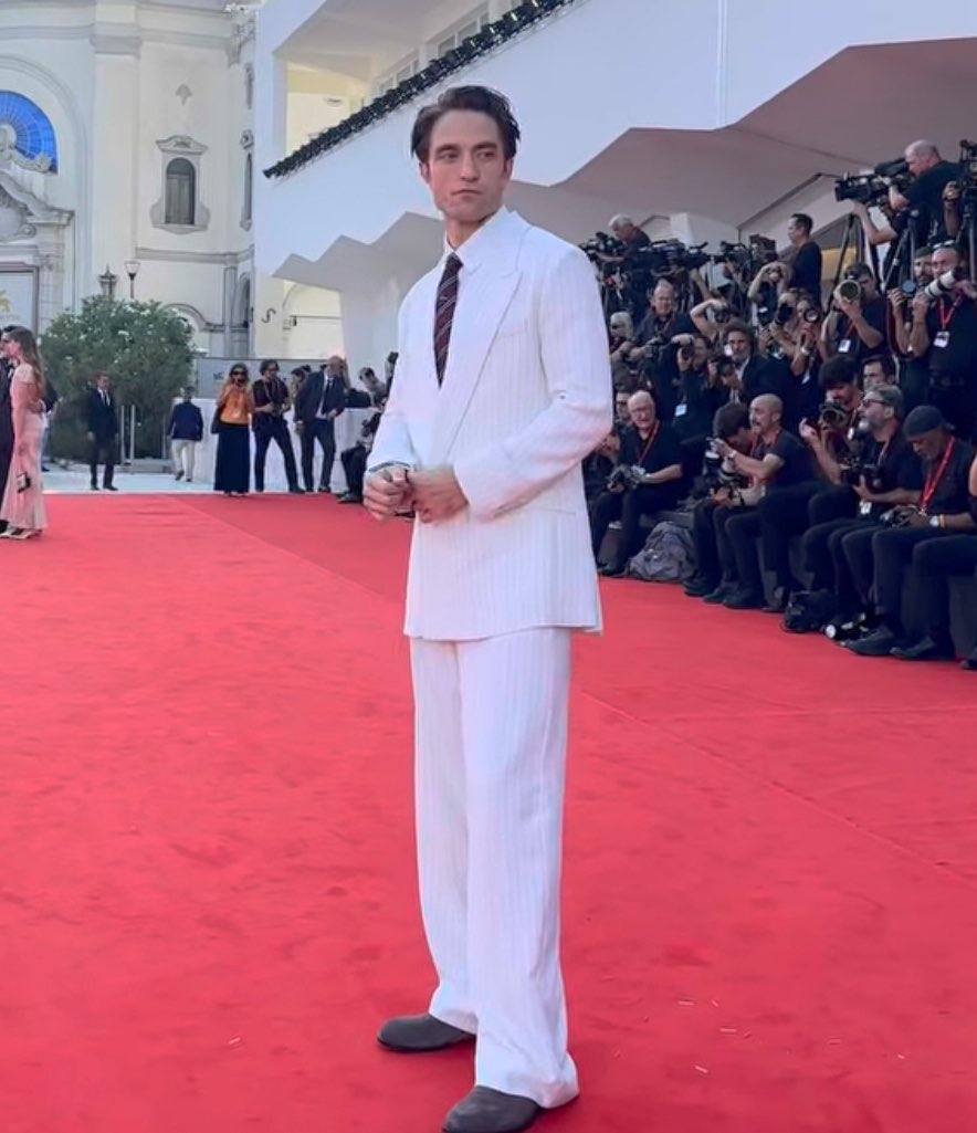ChiccoseDOC's tweet photo. #LanceOppenheim, qui alla prova con il suo primo lungometraggio.. l’attore #RobertPattinson, chiamato a ripercorrere la carriera tv a sfondo investigativo del giornalista e conduttore #ChrisHansen, segugio d’indagine del format “ToCatchAPredator”.. special guest arrivato alla https://t.co/D5WRtrEs5O