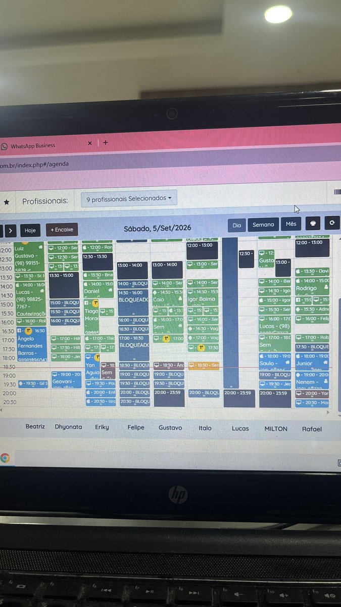 mingwonluv's tweet photo. a paciência que tô tendo pra lidar com esses clientes na recepção sozinha desde as nove da manhã 🫠 e provavelmente ainda vai chegar mais cliente https://t.co/gmuRUSRZku