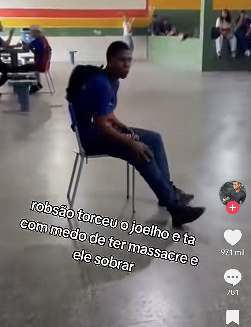 ash_cidade's tweet photo. eu sou tipo o robsão batendo neurose https://t.co/Kpl7DdrD6V