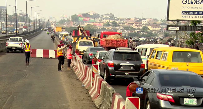 Naija_PR's tweet photo. If you use the Lagos-Ibadan Expressway regularly, September 8 could change your journey for the next two weeks.

Repairs are starting again at Kara Bridge.

Here’s the timetable, where traffic may build up and the options available. https://t.co/lKMCSsT9E2