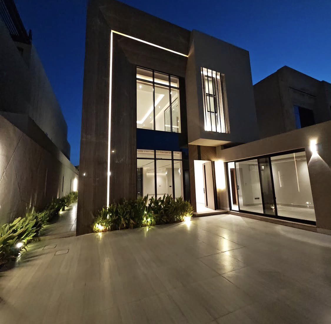bhaaudin's tweet photo. يعتمد التحول إلى التصميم المودرن (Modern Design) في اللقطات الليلية على إعادة هيكلة المساحات واستخدام الإضاءة الذكية كعنصر أساسي. هذا التحول يغير المبنى أو الحديقة من مكان مظلم وتقليدي إلى تحفة معمارية مفعمة بالحيوية والدفء https://t.co/jz35nacKH8