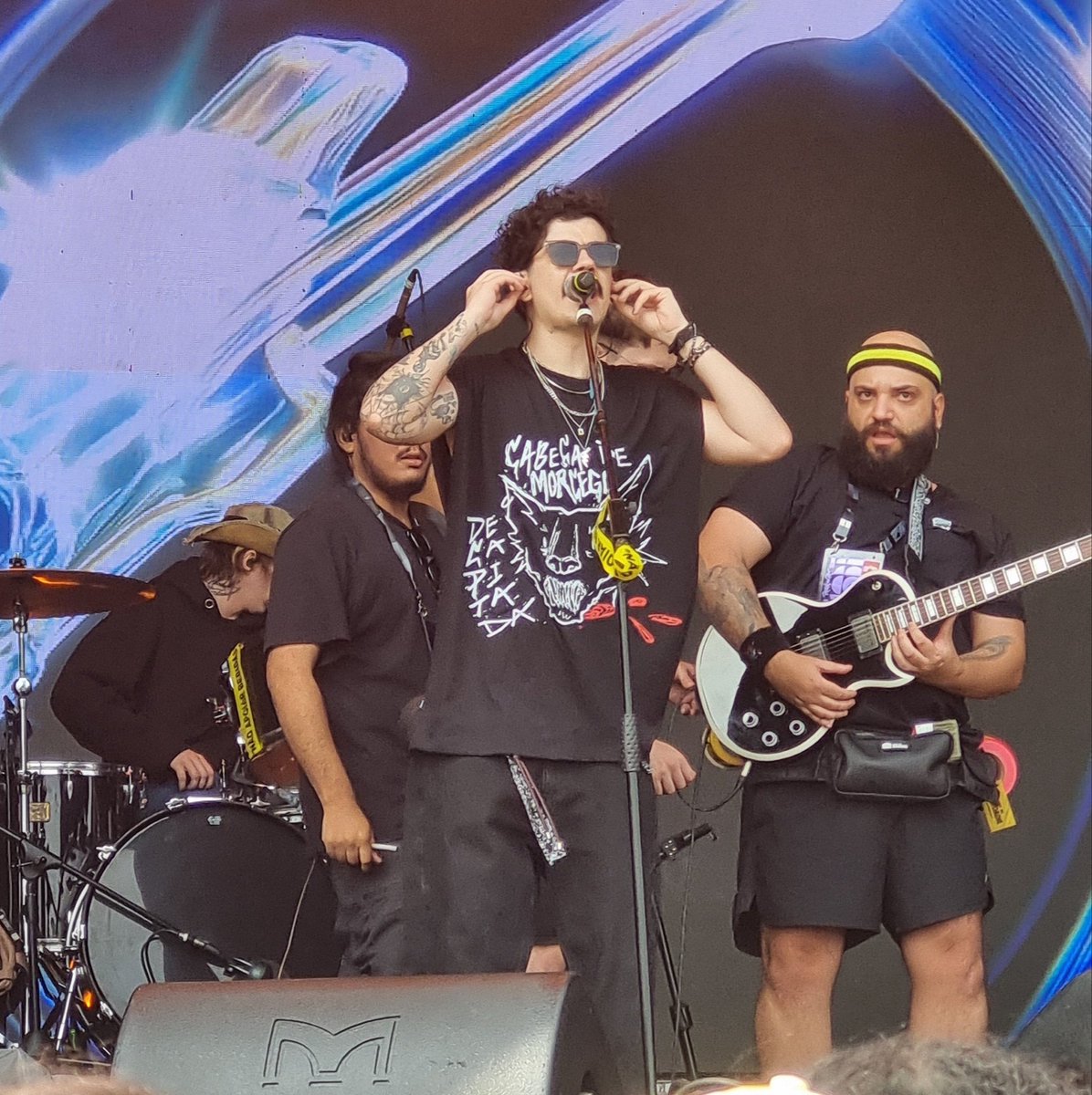 cazthinks's tweet photo. a blusa que o ZeRO usou pra cantar no rock in rio é da banda que ele, calango e caio criaram no canal balela🥹🥹🥹 https://t.co/2hrY49CBO5