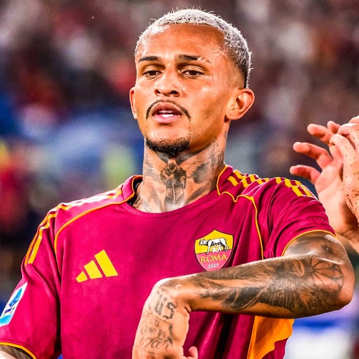 OficialSala12's tweet photo. 🗣️ Wesley: "Quando chegou a proposta de €20 milhões da Roma e eu nem estava jogando, eu pensei: esses caras são loucos... €20 milhões e eu nem estou jogando, e quando eu jogava eu errava passes simples. Então eu me perguntei: como eles podem pagar €20 milhões por mim?"

"Quando vi que o Gasperini tinha ido para a Roma, eu pensei: 'Nossa, ele realmente me quer.' Ele já tinha tentado me contratar na Atalanta. Então tudo correu bem. Quando eu cheguei lá, até o treinador me surpreendeu com a forma como ele está me fazendo trabalhar. Espero melhorar muito, mas obviamente vai levar tempo: eu não vou virar Dani Alves da noite para o dia, é impossível."

"Eu acho que quando um treinador quer tanto um jogador, isso significa muito. Ele me ligou, ele conversou comigo. Havia outras ofertas, mas um treinador que já te queria no ano passado, depois muda de time e te quer de novo... isso pesou muito. Eu só espero crescer com ele, como todos os jogadores que ele teve na Atalanta."

🗞 Entrevista para a TNT Sports Brasil, em 2025
