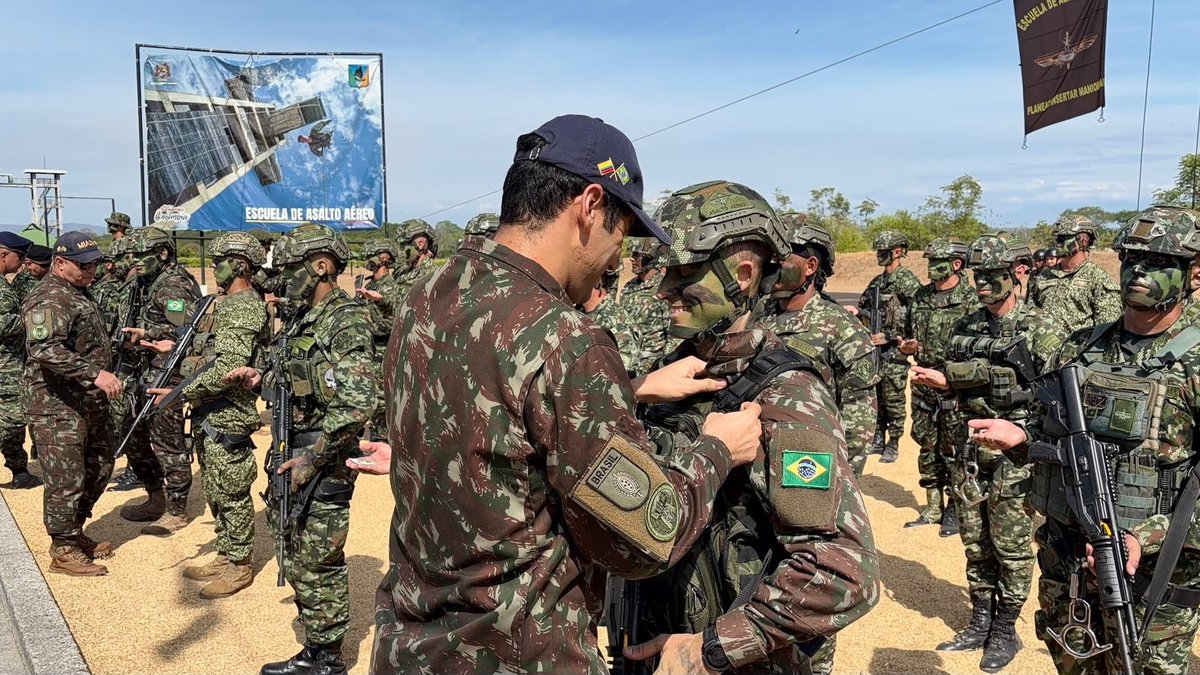 COL_EJERCITO's tweet photo. Con disciplina, exigencia y espíritu de cuerpo, culminó el Curso Internacional de Maestro de Asalto Aéreo. 🎖️🇨🇴 

Durante cuatro semanas, 49 alumnos, incluidos 2 militares de Brasil, fortalecieron sus capacidades y compartieron conocimientos que estrechan los lazos de cooperación entre Fuerzas Militares aliadas.

¡La preparación que trasciende fronteras!  

Planear, insertar, maniobrar

#EducaciónMilitar
@ejercito_cedoc