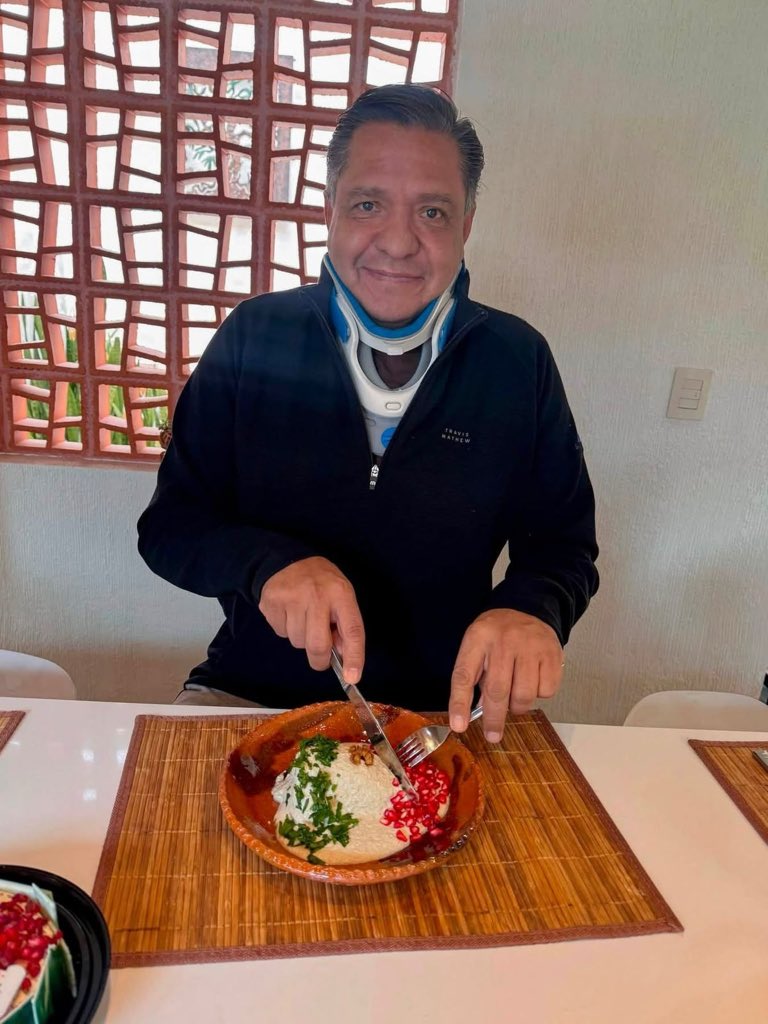 rimoba's tweet photo. 🌶️ El mes patrio llegó también a casa y traía chile bajo el brazo. Mi esposa, Rocío Pegueros, preparó uno de los platillos que nos dan identidad como mexicanos y son parte del mes patrio: “chiles en nogada”. https://t.co/Ef2KHL0Crv