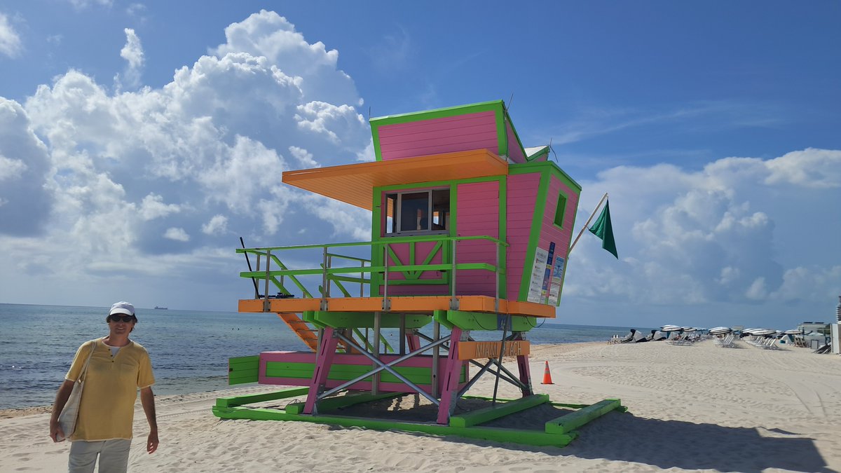BlogFelizExito's tweet photo. En las famosas torres de salvavidas de Miami Beach 😀 https://t.co/Dfe0iLNZrr