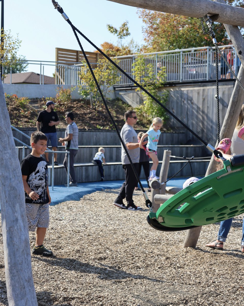 townofinnisfil's tweet photo. Mark your calendar for #InnisFALL! 🍂 We’re bringing fall fun back to Town Square on Saturday, October 3 from 10 am to 2 pm. 

There’ll be crafts and games to enjoy, vendors to shop and sweets to eat, a trackless train to hop aboard, and more! Details: https://t.co/vb1eLRGhD0 https://t.co/dPBSjE4bjz