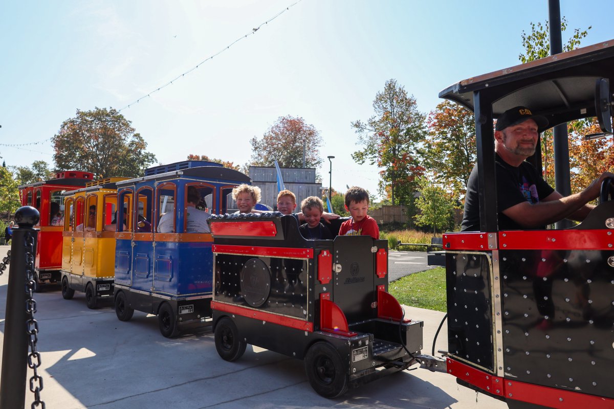townofinnisfil's tweet photo. Mark your calendar for #InnisFALL! 🍂 We’re bringing fall fun back to Town Square on Saturday, October 3 from 10 am to 2 pm. 

There’ll be crafts and games to enjoy, vendors to shop and sweets to eat, a trackless train to hop aboard, and more! Details: https://t.co/vb1eLRGhD0 https://t.co/dPBSjE4bjz
