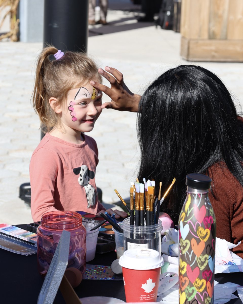 townofinnisfil's tweet photo. Mark your calendar for #InnisFALL! 🍂 We’re bringing fall fun back to Town Square on Saturday, October 3 from 10 am to 2 pm. 

There’ll be crafts and games to enjoy, vendors to shop and sweets to eat, a trackless train to hop aboard, and more! Details: https://t.co/vb1eLRGhD0 https://t.co/dPBSjE4bjz