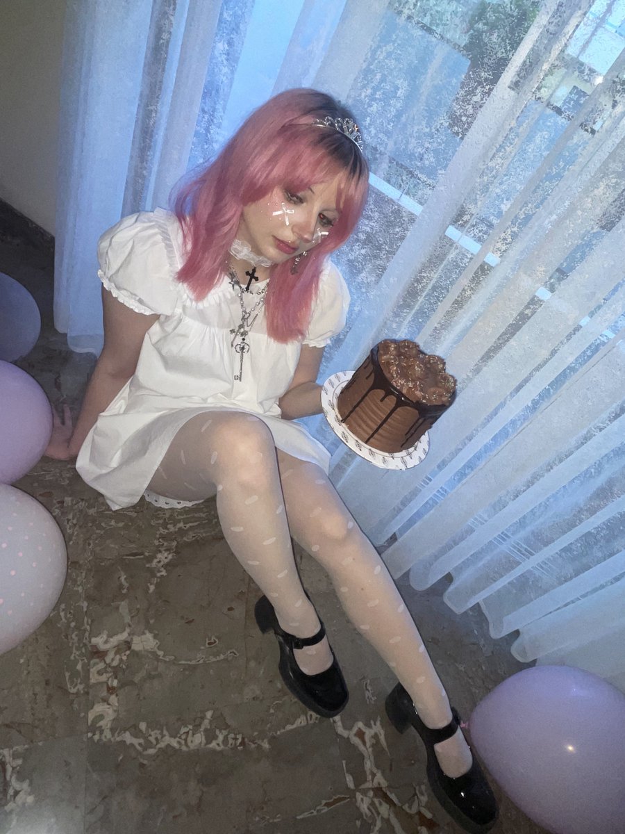 PlixyPloxy's tweet photo. birfday pics wow so aesthetic https://t.co/c4TYuh7tcZ