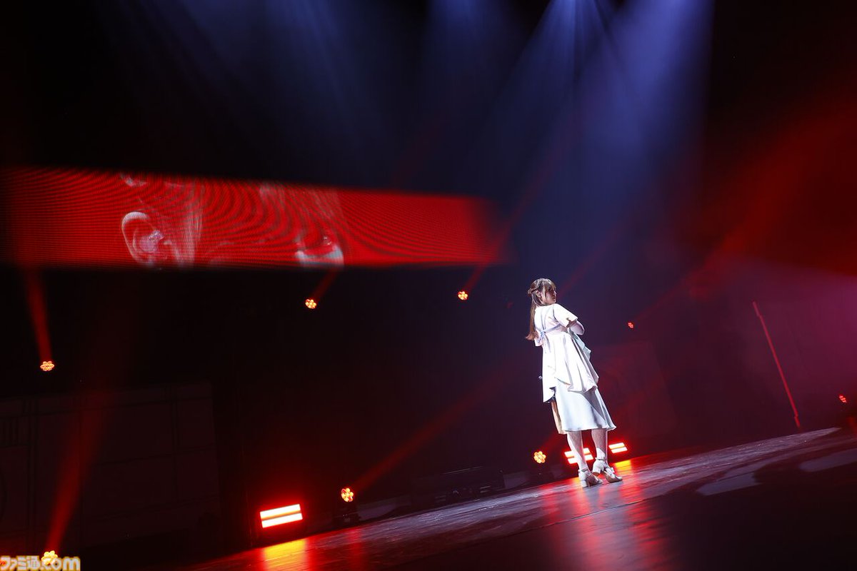 famitsu's tweet photo. 『学マス』標ツアー福岡公演Day1リポート。藤田ことねの新曲『神かわいい』や花海咲季の新曲『nazonazo』が初披露！
https://t.co/YZIxXKrg5c

新曲やライブ初披露の曲から、久々のパフォーマンスとなる楽曲など、多彩な新旧楽曲が揃った熱いステージ。福岡のネタを交えたユニークなMCで笑いも届ける。 https://t.co/q6nBMqqtRY