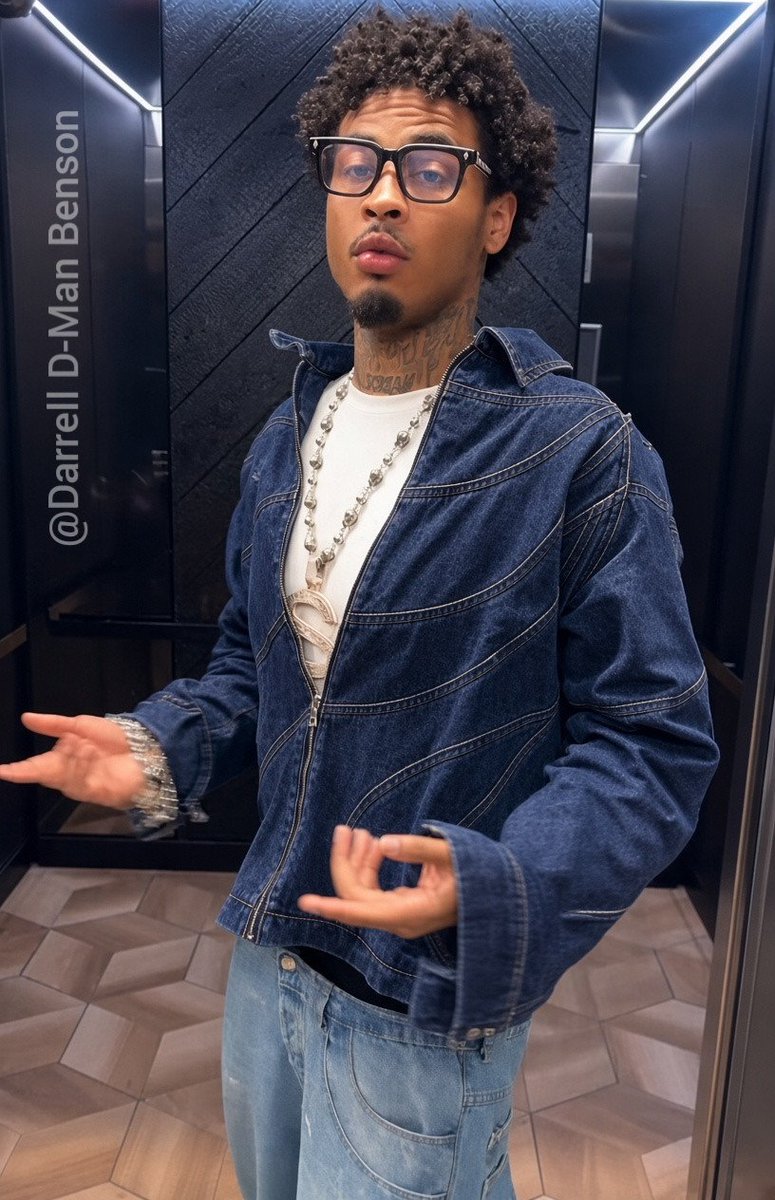 FunnyShitday's tweet photo. 32 yrs old, Black &amp; Cuban, 6 foot 1, 1 child, educated and got a hustle plus I'm a good kisser and I serve this meat stick raw and just the way you want it. Who gone be my next lil thang, thang? 😏🔥 https://t.co/wxrOmFCMB5