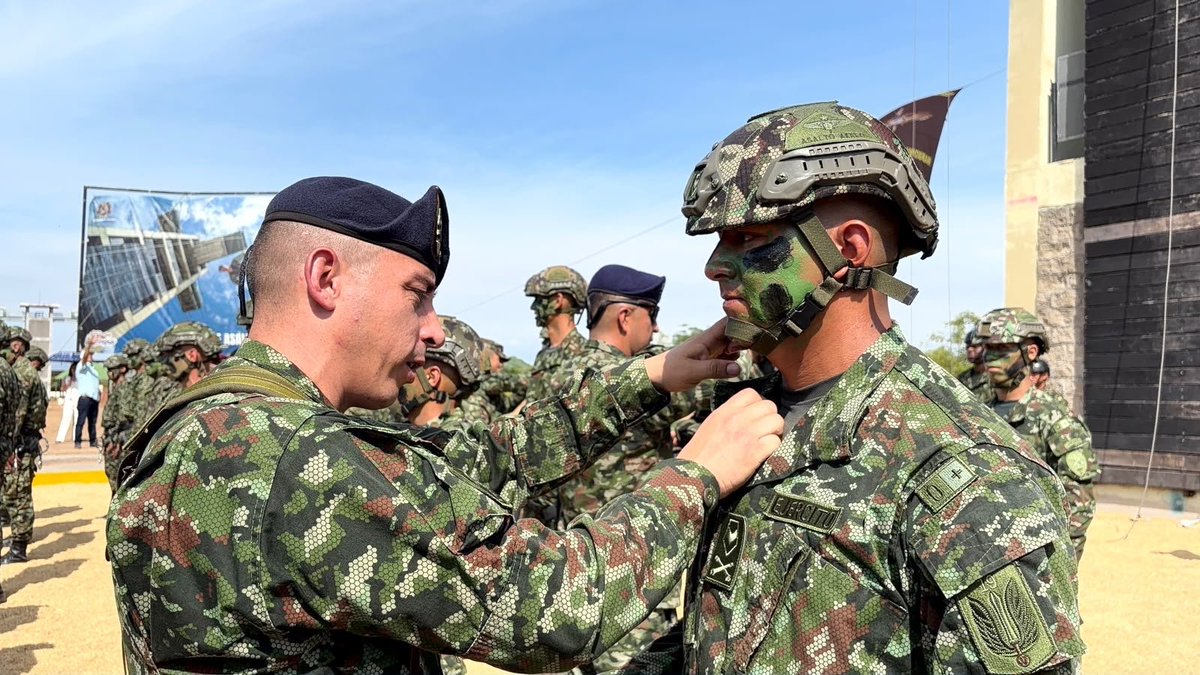 COL_EJERCITO's tweet photo. Con disciplina, exigencia y espíritu de cuerpo, culminó el Curso Internacional de Maestro de Asalto Aéreo. 🎖️🇨🇴 

Durante cuatro semanas, 49 alumnos, incluidos 2 militares de Brasil, fortalecieron sus capacidades y compartieron conocimientos que estrechan los lazos de cooperación entre Fuerzas Militares aliadas.

¡La preparación que trasciende fronteras!  

Planear, insertar, maniobrar

#EducaciónMilitar
@ejercito_cedoc