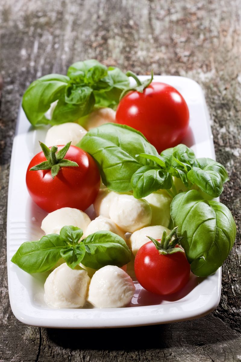 BurakSimsegnxl's tweet photo. Just grabbed fresh organic tomatoes, basil, and mozzarella for tonight's homemade caprese salad—simple, fresh, and full of flavor! ， https://t.co/uRttHKQdU7