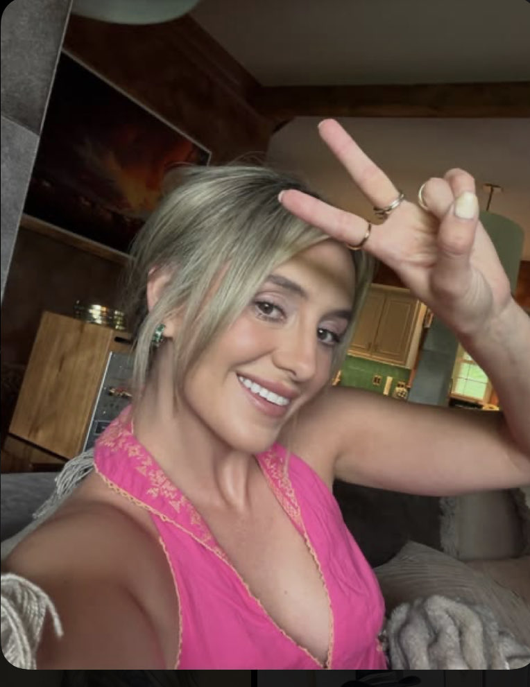 Jessicasmi49290's tweet photo. Hello my lovely fans if you still love my music say text me direct message and say hi https://t.co/meOMRnaVo5