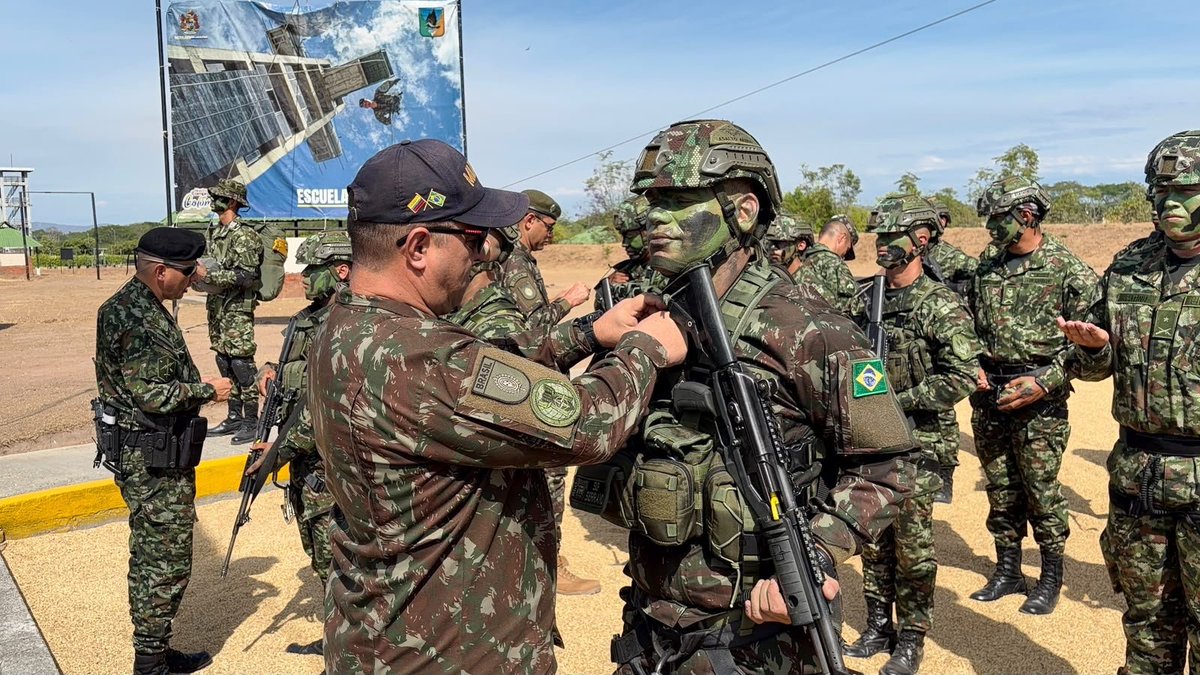 COL_EJERCITO's tweet photo. Con disciplina, exigencia y espíritu de cuerpo, culminó el Curso Internacional de Maestro de Asalto Aéreo. 🎖️🇨🇴 

Durante cuatro semanas, 49 alumnos, incluidos 2 militares de Brasil, fortalecieron sus capacidades y compartieron conocimientos que estrechan los lazos de cooperación entre Fuerzas Militares aliadas.

¡La preparación que trasciende fronteras!  

Planear, insertar, maniobrar

#EducaciónMilitar
@ejercito_cedoc