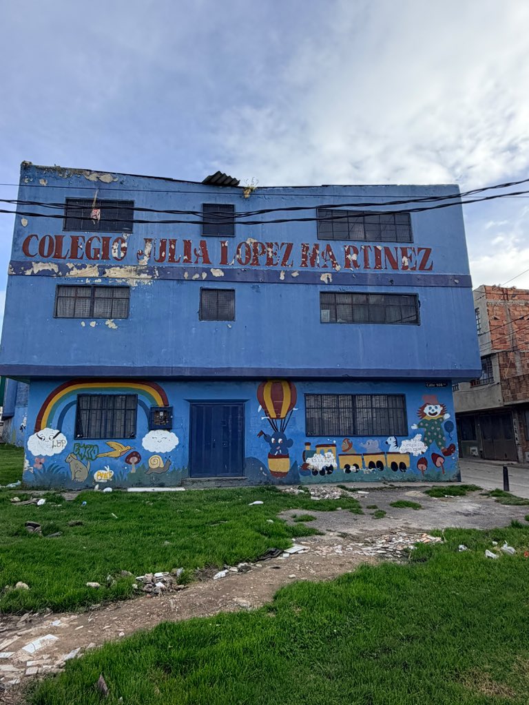 SaavedraMDavid's tweet photo. Hago un llamado urgente a la @Uaesp, la @UsmeAlcaldia y las secretarías de @SectorSalud y @Ambientebogota para que intervengan la situación que viven los habitantes de La Alborada y El Progreso, en la UPZ Alfonso López de Usme.

📍 Calle 90B Sur con Carrera 2B Este.

La acumulación de basuras y la presencia de roedores ya están afectando la salud de la comunidad.

Se requiere atención inmediata y una respuesta concreta de las entidades responsables.

Como concejal, estaré acompañando a los vecinos y haciendo seguimiento para que esta situación sea atendida.