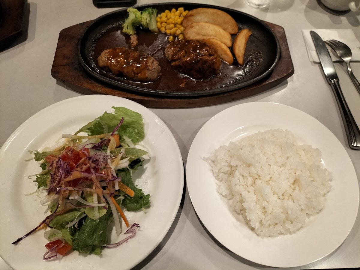 HbHcci's tweet photo. 夕ご飯食べています。

ハンバーグですが、美味しいです。 https://t.co/aG4CG8pePb