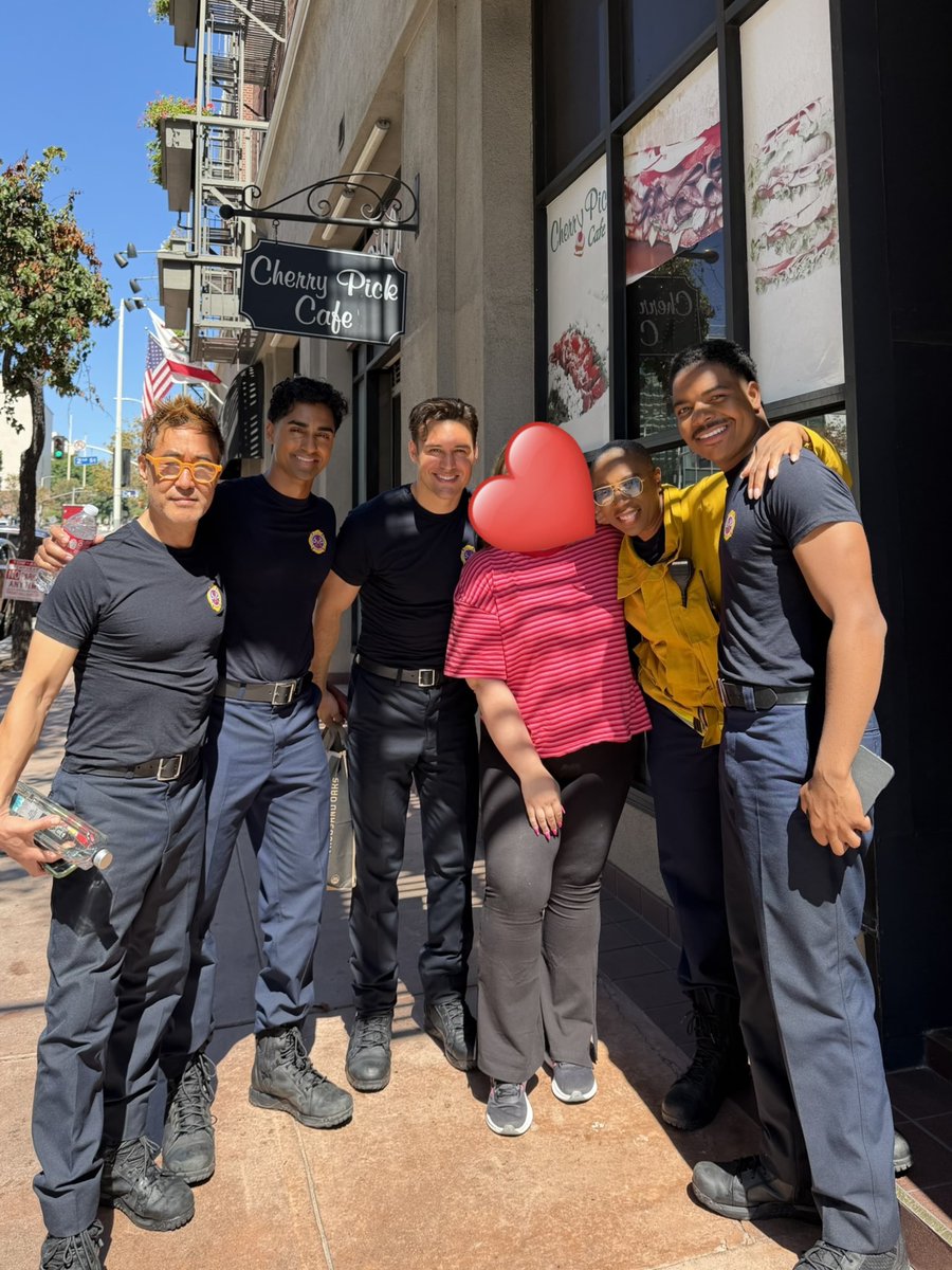 Info911Brasil's tweet photo. INFO EXCLUSIVE!! O cast de #911onABC no set com fã hoje ❤️ https://t.co/bwgmtVkL89
