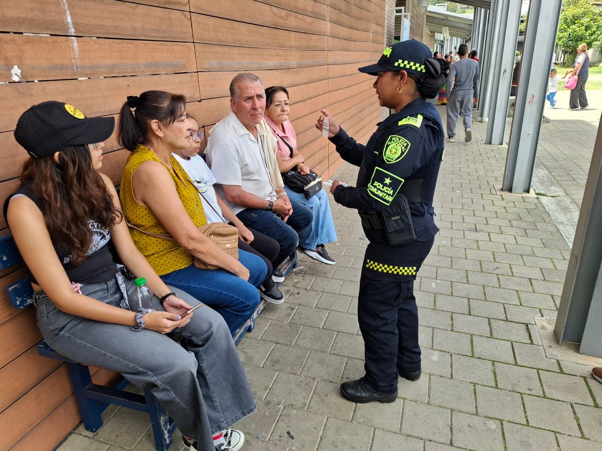 Policiantioquia's tweet photo. Con la estrategia #JuntosPorAntioquia, en #ElRetiro caminamos junto a nuestra comunidad, compartiendo consejos que ayudan a proteger lo que más importa. Estar atentos, cuidarnos entre todos y denunciar a tiempo también es construir seguridad. Porque una comunidad unida hace de cada calle un lugar más tranquilo para todos. #DiosYPatria