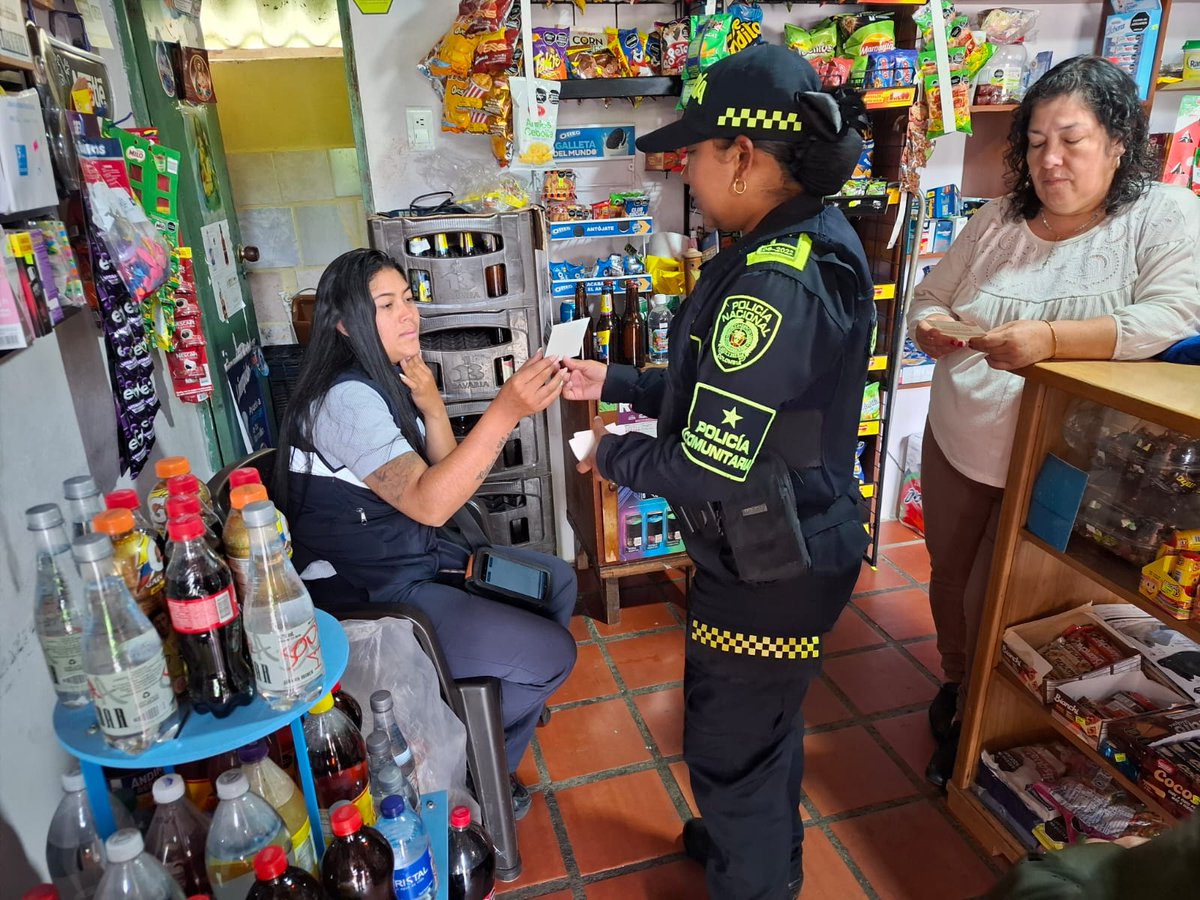 Policiantioquia's tweet photo. Con la estrategia #JuntosPorAntioquia, en #ElRetiro caminamos junto a nuestra comunidad, compartiendo consejos que ayudan a proteger lo que más importa. Estar atentos, cuidarnos entre todos y denunciar a tiempo también es construir seguridad. Porque una comunidad unida hace de cada calle un lugar más tranquilo para todos. #DiosYPatria