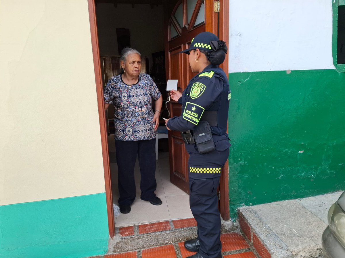Policiantioquia's tweet photo. Con la estrategia #JuntosPorAntioquia, en #ElRetiro caminamos junto a nuestra comunidad, compartiendo consejos que ayudan a proteger lo que más importa. Estar atentos, cuidarnos entre todos y denunciar a tiempo también es construir seguridad. Porque una comunidad unida hace de cada calle un lugar más tranquilo para todos. #DiosYPatria