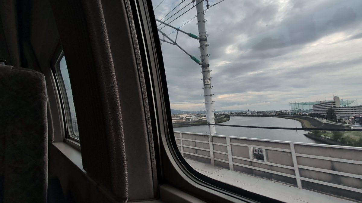 fh44187083's tweet photo. 500系から見る 車窓は上も見あげれて 二階建て列車のような感じに 独特の見え方ってのがあるんよね https://t.co/QhHvvFq4Qr