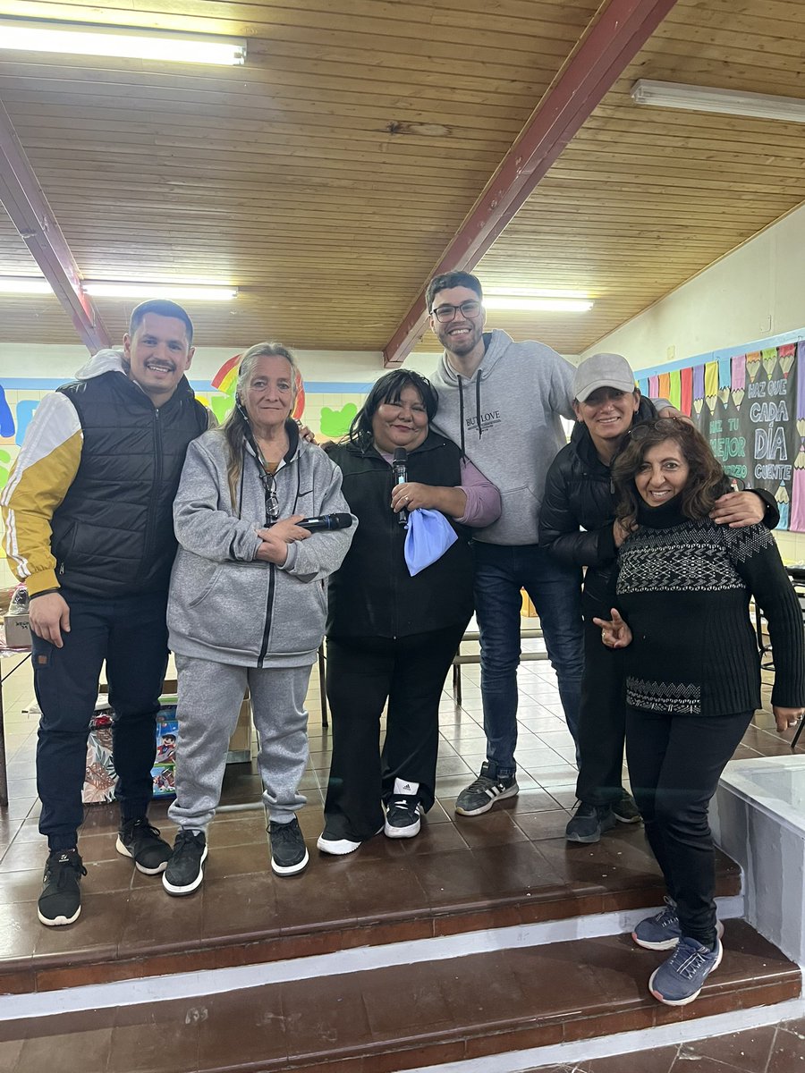 TinchoEGonzalez's tweet photo. 🎉 Tarde de bingo solidario en el barrio La Estanzuela.

Compartimos una hermosa jornada junto a los vecinos y vecinas del barrio, acompañando la realización de un bingo solidario a beneficio de la olla popular “caritas felices”.

En momentos difíciles, la organización y la solidaridad de la comunidad son fundamentales. Más organización, más solidaridad y más comunidad para salir adelante juntos. ❤️