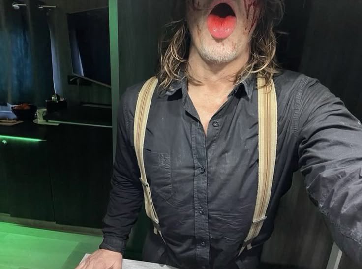 bethgreeneism's tweet photo. Norman tumblr daddy coded with those half faced selfies he does im a little impressed i think https://t.co/bUSqe1B57F