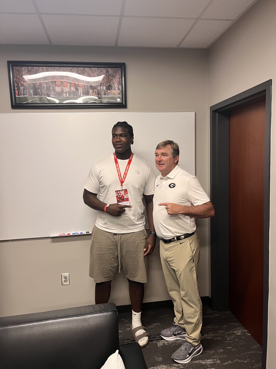 rexgeorgetaylor's tweet photo. After a great day at The University of Georgia I’m blessed to have received an offer from the dawgs!!
Thank you so much to @coachKub_70 @KirbySmartUGA and Phil Rauscher #agtg #godawgs https://t.co/vIJ6rjP2v8