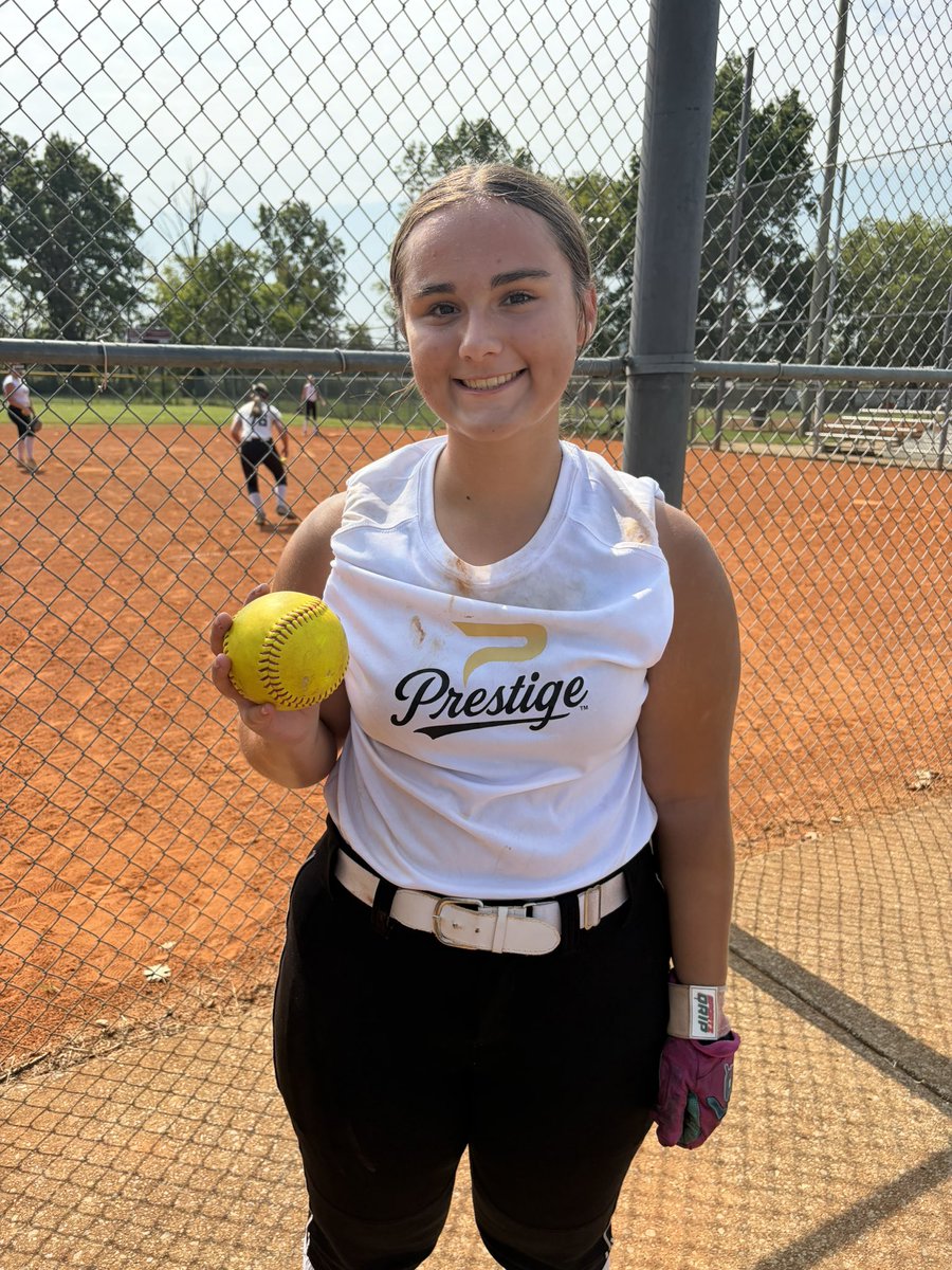 LilyGood57's tweet photo. Hit my first dinger today at live pitching practice! 🖤💛 https://t.co/A5NXg4fA8x