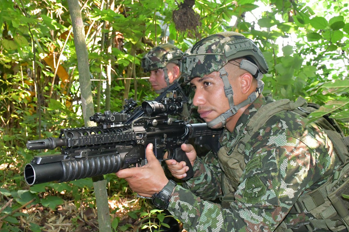 COL_EJERCITO's tweet photo. Honor y disciplina guían la labor diaria de los soldados de @Ejercito_Div4, quienes fortalecen la seguridad y el bienestar de las comunidades en #Meta, #Guaviare y #Vaupés. 

Con presencia permanente en el territorio, nuestros soldados reafirman el compromiso del Ejército Nacional con la protección de las familias y el desarrollo de la región.

#FeEnLaCausa 
#EjércitoEnTodaColombia 🇨🇴