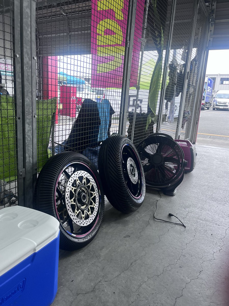 CBR250rr__uni's tweet photo. 今日は茂木ロードレース選手権のお手伝いに来ています🥰
26番ピットにいます🙋‍♀️

選手が全力を出せるようサポート頑張ります🥰

 #バイク  #モテろー https://t.co/pSN5iqgI9G