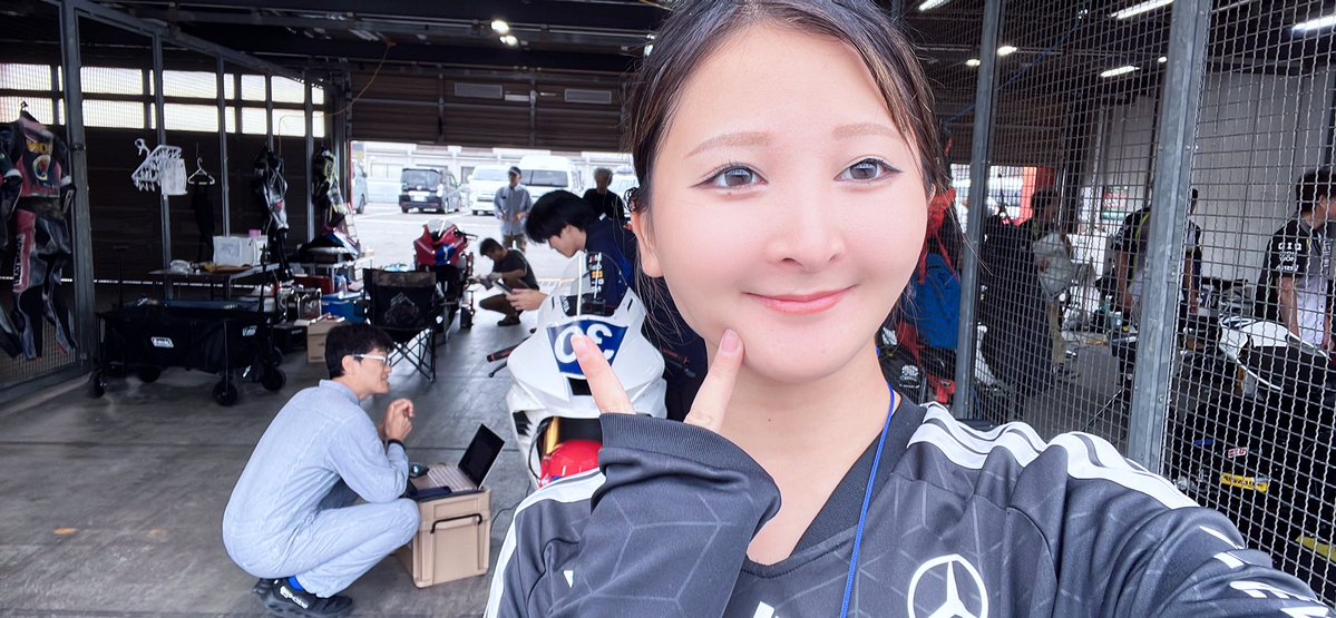 CBR250rr__uni's tweet photo. 今日は茂木ロードレース選手権のお手伝いに来ています🥰
26番ピットにいます🙋‍♀️

選手が全力を出せるようサポート頑張ります🥰

 #バイク  #モテろー https://t.co/pSN5iqgI9G