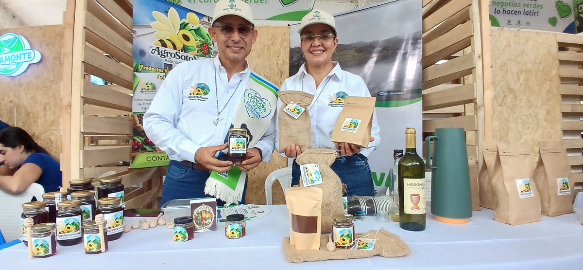 ConRegion's tweet photo. NEGOCIOS VERDES‼️
105 empresarios y emprendedores de Bucaramanga,  Área Metropolitana y desde luego de la  Provincia de #SotoNorte participan activamente de la Feria Negocios Verdes que lidera la @CARCDMB  
El evento que tiene como epicentro la Plaza Cívica Luis Carlos Galan Sarmiento,  no solo reunió lo mejor de las iniciativas empresariales, sino que contó con espacios para la pedagogía ambiental, área de juegos, comidas, y reconocidas marcas comerciales.
#NegocosVerdes #Empresarismo #SantanderVerde #TerritorioDeOportunidades .
@AlcaldiaBGA @AlcCalifornia @alcaldiasurata @AlcaldiaMatanza @Alcaldiacharta @TonaAlcaldia