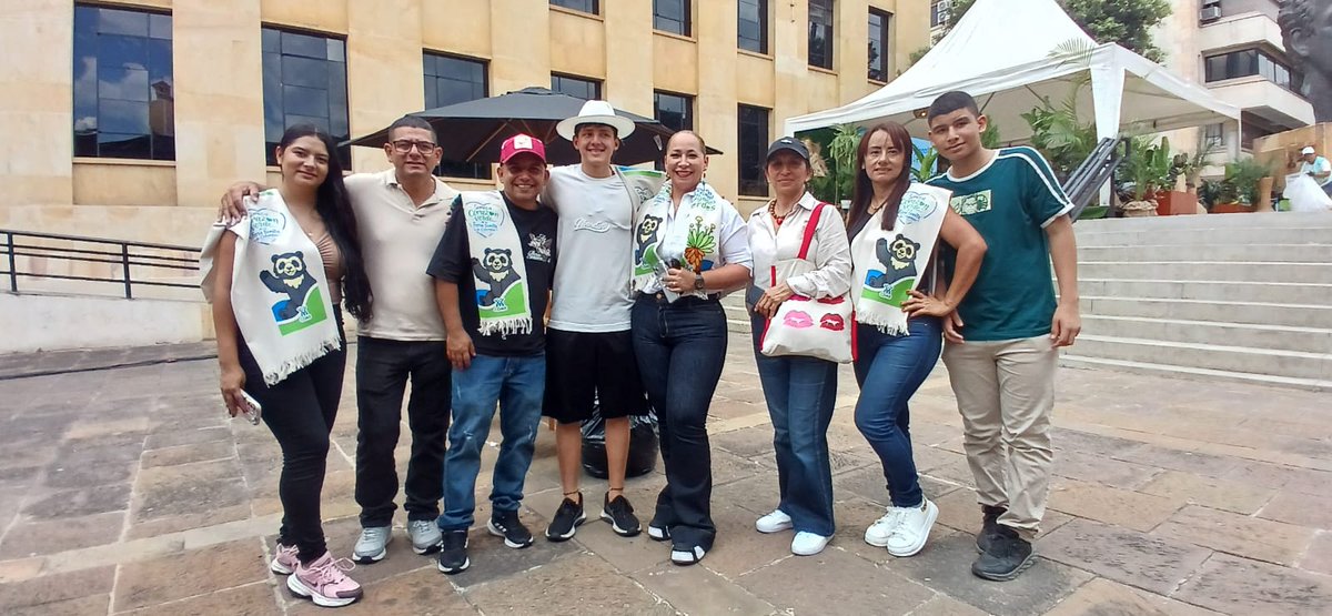ConRegion's tweet photo. NEGOCIOS VERDES‼️
105 empresarios y emprendedores de Bucaramanga,  Área Metropolitana y desde luego de la  Provincia de #SotoNorte participan activamente de la Feria Negocios Verdes que lidera la @CARCDMB  
El evento que tiene como epicentro la Plaza Cívica Luis Carlos Galan Sarmiento,  no solo reunió lo mejor de las iniciativas empresariales, sino que contó con espacios para la pedagogía ambiental, área de juegos, comidas, y reconocidas marcas comerciales.
#NegocosVerdes #Empresarismo #SantanderVerde #TerritorioDeOportunidades .
@AlcaldiaBGA @AlcCalifornia @alcaldiasurata @AlcaldiaMatanza @Alcaldiacharta @TonaAlcaldia