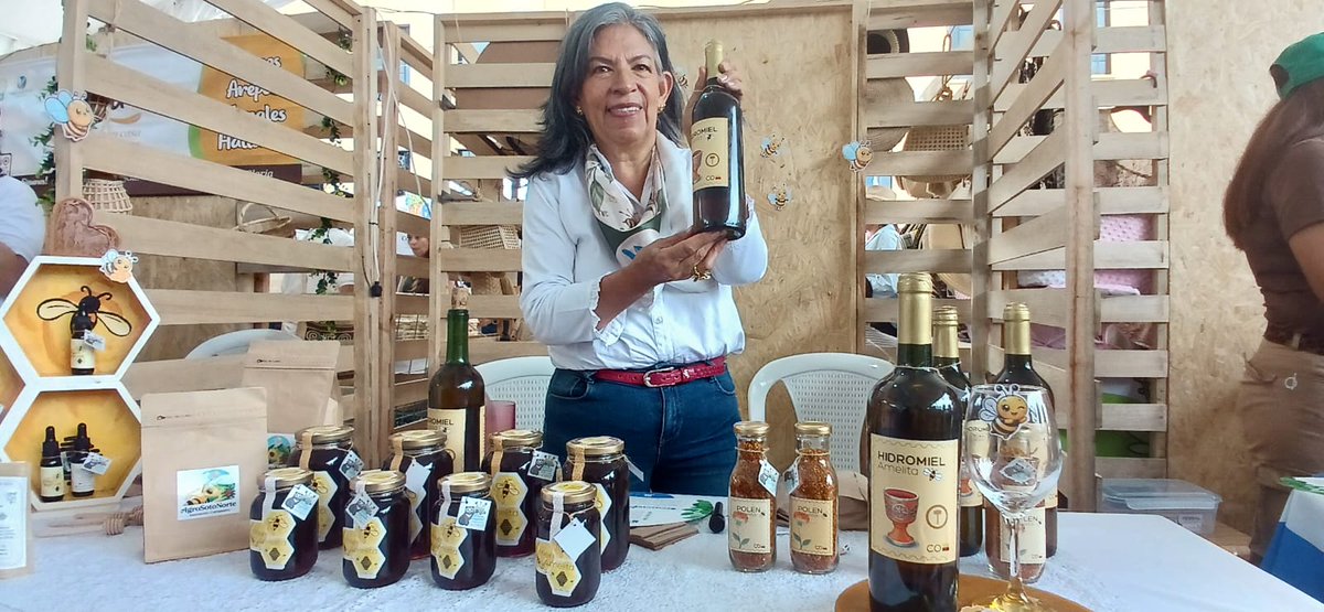 ConRegion's tweet photo. NEGOCIOS VERDES‼️
105 empresarios y emprendedores de Bucaramanga,  Área Metropolitana y desde luego de la  Provincia de #SotoNorte participan activamente de la Feria Negocios Verdes que lidera la @CARCDMB  
El evento que tiene como epicentro la Plaza Cívica Luis Carlos Galan Sarmiento,  no solo reunió lo mejor de las iniciativas empresariales, sino que contó con espacios para la pedagogía ambiental, área de juegos, comidas, y reconocidas marcas comerciales.
#NegocosVerdes #Empresarismo #SantanderVerde #TerritorioDeOportunidades .
@AlcaldiaBGA @AlcCalifornia @alcaldiasurata @AlcaldiaMatanza @Alcaldiacharta @TonaAlcaldia