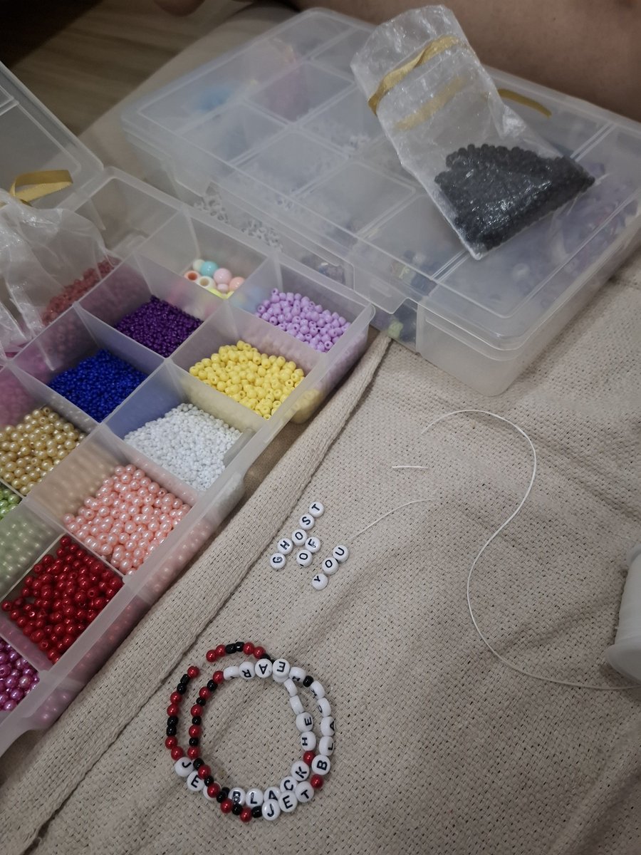 jjuniesmile's tweet photo. animadissima pra fazer pulseirinhas pra poder trocar no show https://t.co/Jo9afss8Lx