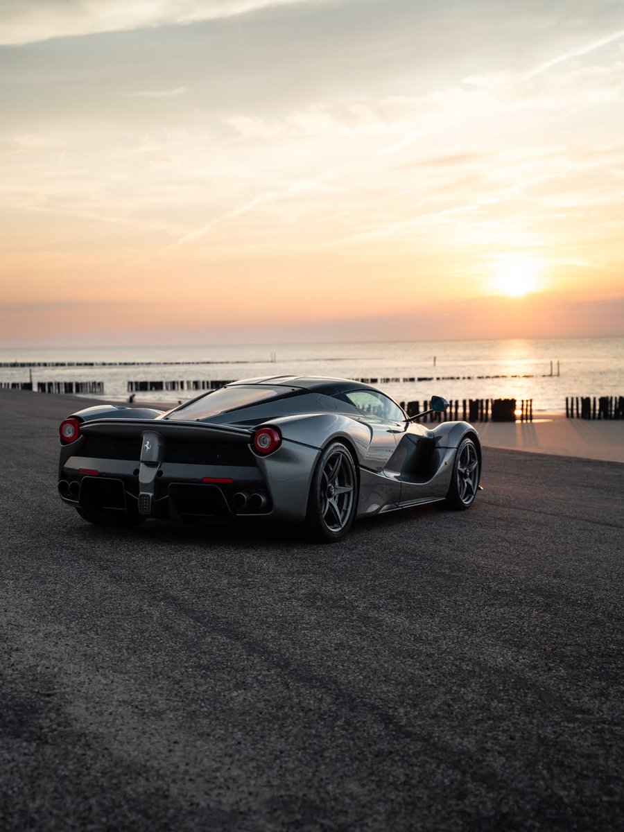 ApexDistrictX's tweet photo. Enjoy the sunset with one of Ferrari’s icons https://t.co/u8LiCsVMks