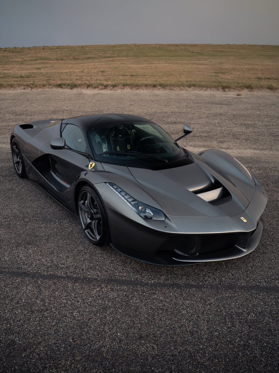 ApexDistrictX's tweet photo. Enjoy the sunset with one of Ferrari’s icons https://t.co/u8LiCsVMks
