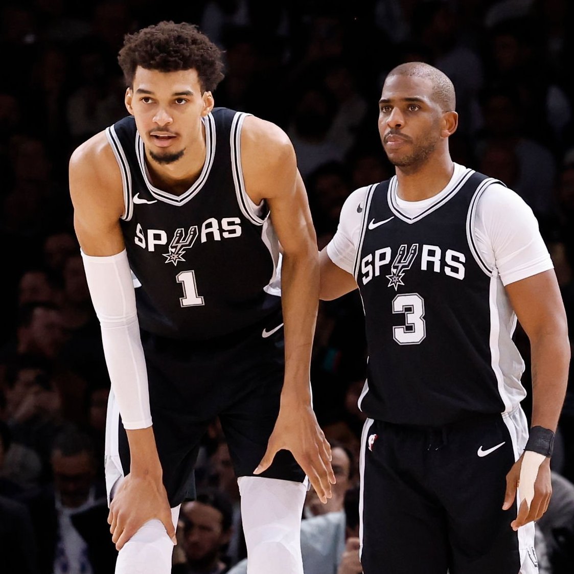 Basket_Infos's tweet photo. « Il ne ressemble à aucun autre joueur ni aucun autre coéquipier que j’aie eu »

Chris Paul à propos de son adaptation tout au long de sa carrière :

« J’ai passé tellement de temps dans cette ligue, dans tellement de vestiaires différents, que j’ai appris à naviguer dans pratiquement toutes les situations.

À une époque, j’étais le gars le plus rapide de mon équipe. Puis mon jeu a changé. Les coéquipiers ont changé. Les personnalités ont changé. Et les besoins des équipes ont changé.

À Phoenix, je pouvais orchestrer, mettre Devin Booker dans ses spots, trouver Mikal Bridges, Deandre Ayton. Mais dans le quatrième quart-temps, je scorais beaucoup plus.

Puis à San Antonio, vous arrivez dans un vestiaire très jeune avec Wemby, qui ne ressemble à aucun autre joueur ni aucun autre coéquipier que j’aie eu.

Il faut être ouvert à la collaboration. Et c’est exactement pareil dans le business. Je ne garde pas les informations pour moi. Je n’ai jamais été ce genre de personne. J’ai toujours essayé de transmettre ce que je sais pour donner aux autres une chance de vivre cette vie extraordinaire que j’ai eu la chance de vivre. »

Via Build or Break