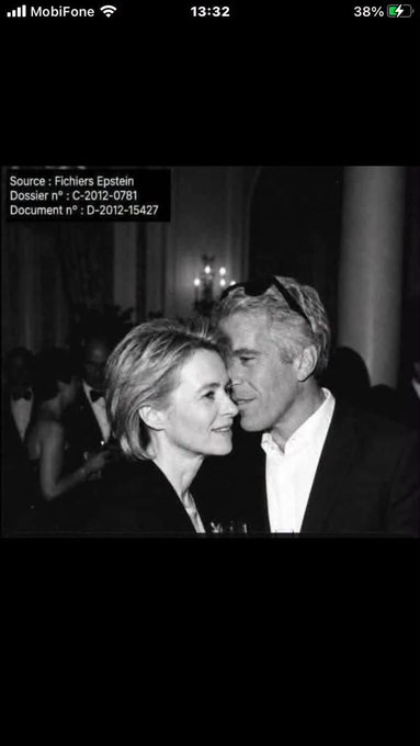 Antonperilon's tweet photo. Von der Leyen y Epstein no parecen, aquí, tener una conversación filosófica. Más bien la preparación, para otra cosa.
¿Hay algún político/a que haya pasado por la Isla de los pedófilos y que no sea despreciable tb por otras razones? https://t.co/qV3mT7TIUi