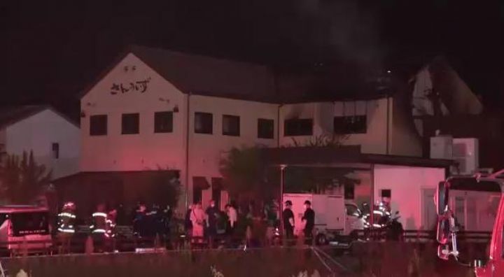 livedoornews's tweet photo. 【搬送】「人が刺されてガソリンまかれた」と通報、ケーキ店で火災 岐阜・本巣市
https://t.co/l46oppSNOC

2人が死亡、3人が病院に搬送された。出火当時は閉店後だったが、建物内には店の関係者やその知人ら合わせて11人がいたという。警察は何らかのトラブルがあったとみて詳しい状況を調べている。 https://t.co/2t0cSbVRSq