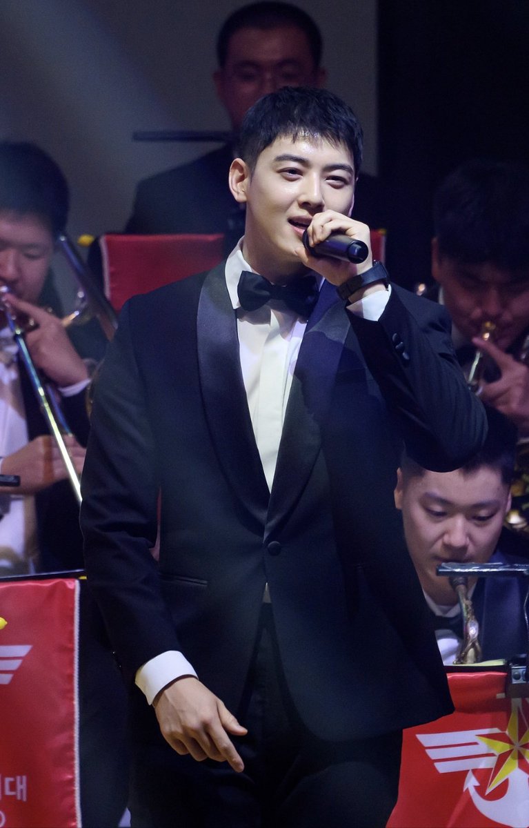sunny_eunu330's tweet photo. 차모닝🫡

스텝 바이 스텝 D-143
건강하고 행복해 보이네..
울 이동민 병장님☺️👍
차차차이링!!!
#차은우 #이동민 https://t.co/kG3vJ6TnPh