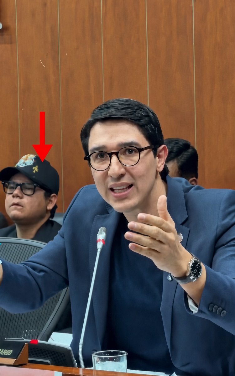 Sr_George_40's tweet photo. Yo sí quiero preguntar, este hijueputa qué está haciendo, o qué cargo tiene en el Congreso de la República, para que esté presente ahí 😡. https://t.co/LCXnpjMfen
