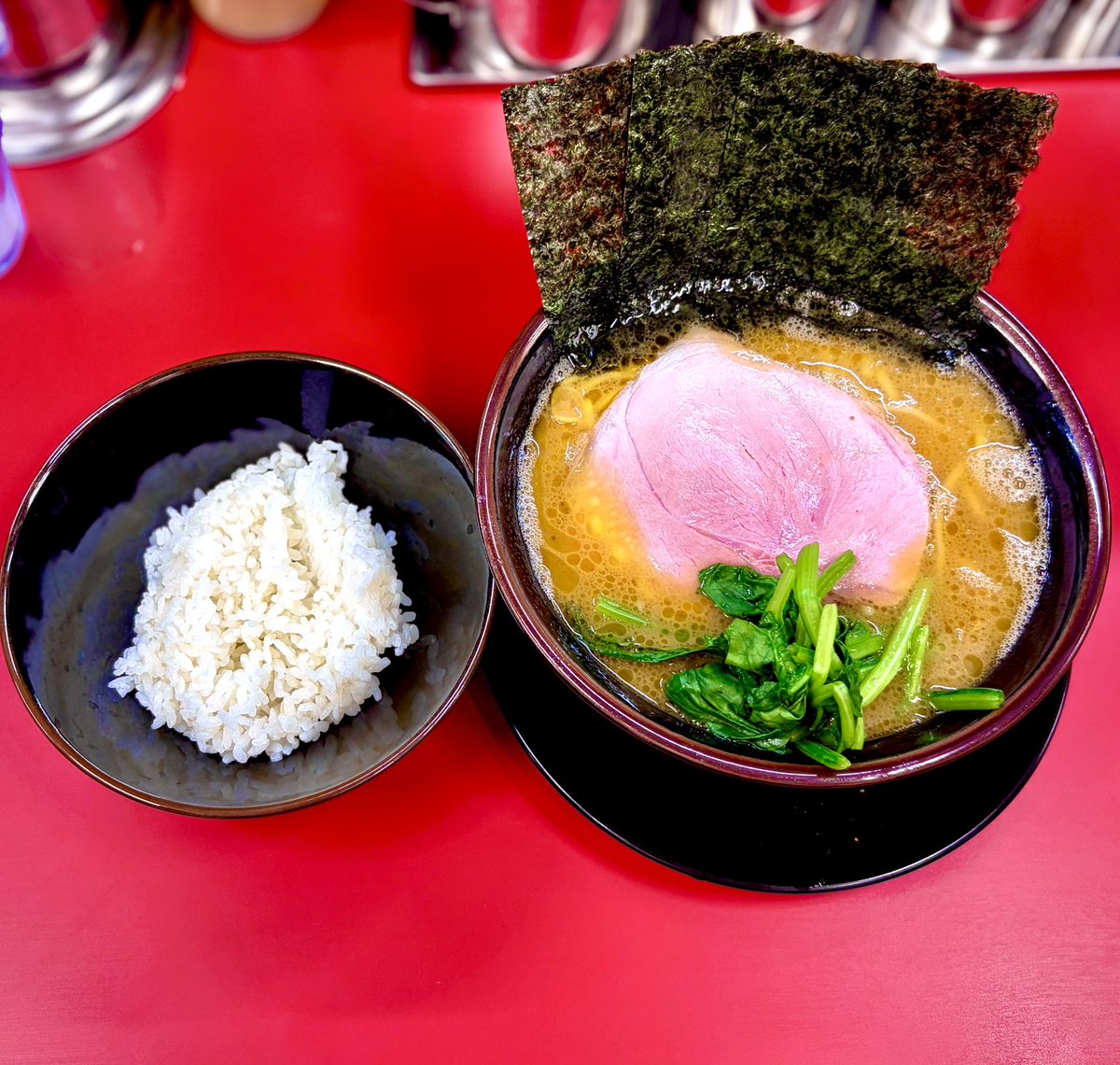 chyoko_789's tweet photo. 【新店】関内家＠横浜市中区長者町
ラーメン（950円）
お好み：油オオメ
小ライス（100円）
https://t.co/UQjEsxXjEr https://t.co/CYJlNUrhz4