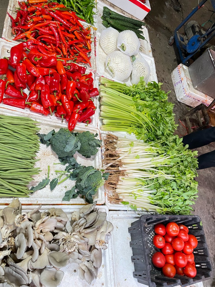 JuliannaGolojuc's tweet photo. Fresh, local seasonal veggies just hit our kitchen! Snap them up for easy weeknight meals https://t.co/8A2CSGDhgI