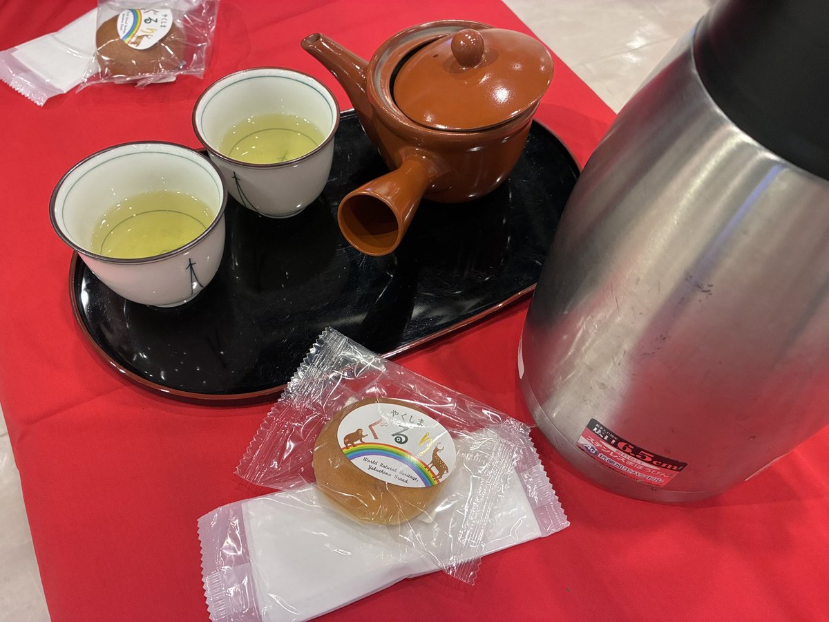 teacamera's tweet photo. かごしま百円茶屋 
お煎茶とお茶請けをいただきました。すごい丁寧に解説してお茶を淹れてくださってびっくりした！

東京駅丸の内側地下通路直結、KITTEのB1で今日まで開催とのこと。
#茶好連 #かごしま百円茶屋 https://t.co/FeY6NGQYHJ