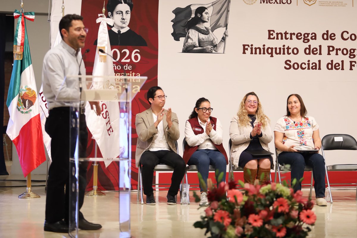 FOVISSSTEmx's tweet photo. EL FOVISSSTE RECUPERA SU SENTIDO SOCIAL. 🏠

Durante la entrega de Constancias de Finiquito en la Ciudad de México, nuestra Vocal Ejecutiva, @jabnelym, destacó los avances para atender una cartera que durante años dejó a miles de personas atrapadas en créditos difíciles de pagar.

Hoy el Fondo aplica condonaciones, quitas, congelamientos y reestructuras, además de la conversión de créditos de UMA a pesos, para dar mayor certeza a nuestra derechohabiencia.

En el evento nos acompañaron el director general del @ISSSTE_mx, @martibatres, y la titular de @TUSUPERISSSTE, @DuniaLudlow.

El objetivo es claro: recuperar la vocación social del Fondo y mantener el acompañamiento a las y los trabajadores durante toda la vida de su crédito.

#FOVISSSTE #JusticiaSocial #ViviendaParaElBienestar